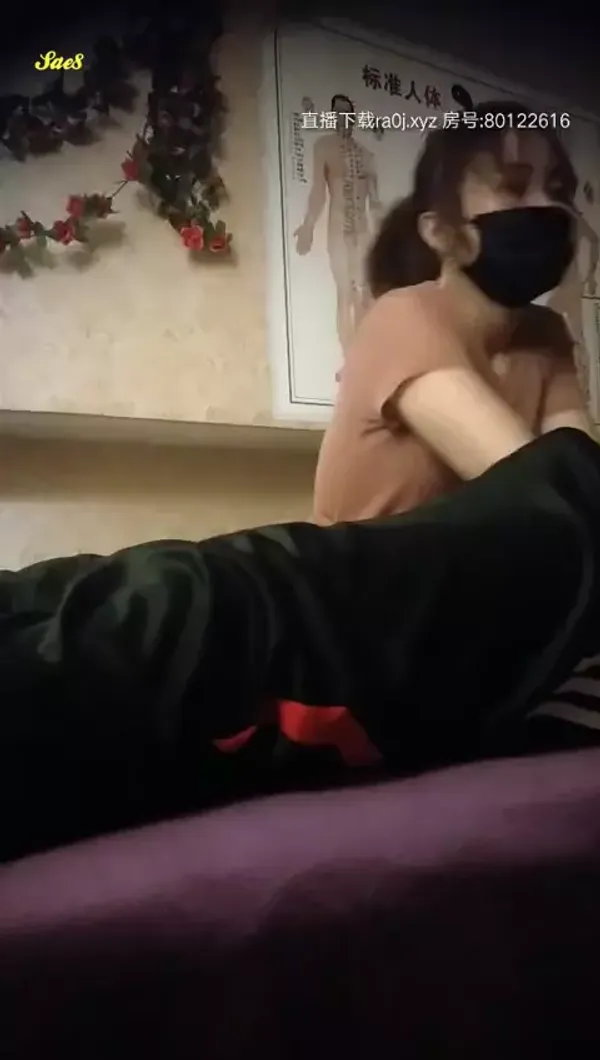 享受技师小妹的大保健服务谈好价格后边小屋开干